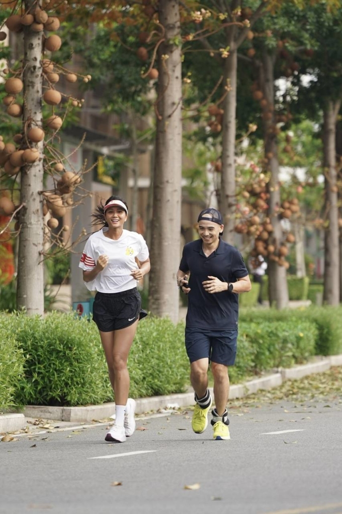 H'Hen Niê giúp chồng thay đổi lối sống